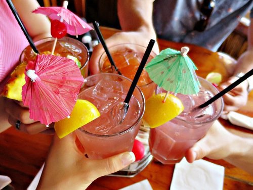 Top 7 Happy Hour Spots in Honolulu You’ll Love (Local-Approved!)